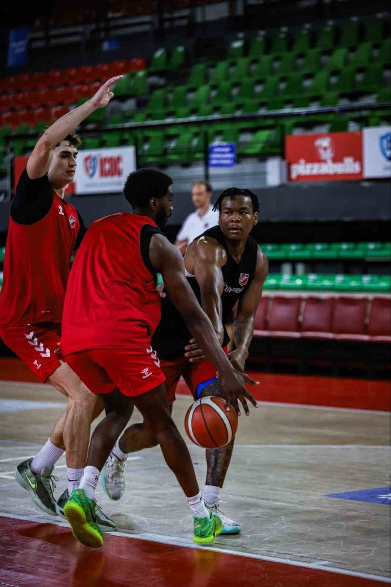 KARŞIYAKA, BASKETBOL SÜPER LİGİ'NİN İKİNCİ HAFTASINDA YARIN SAAT 19.00'DA GALATASARAY'I KONUK...