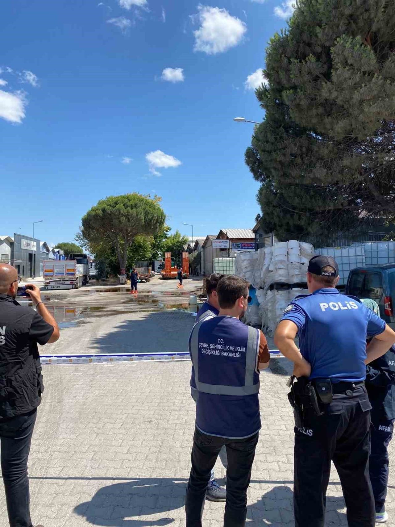 BALIKESİR'İN KARESİ İLÇESİNDE KAMYONDAN DÜŞEN BİDONDAN SIZAN KİMYASAL MADDE, İTFAİYE VE AFAD...