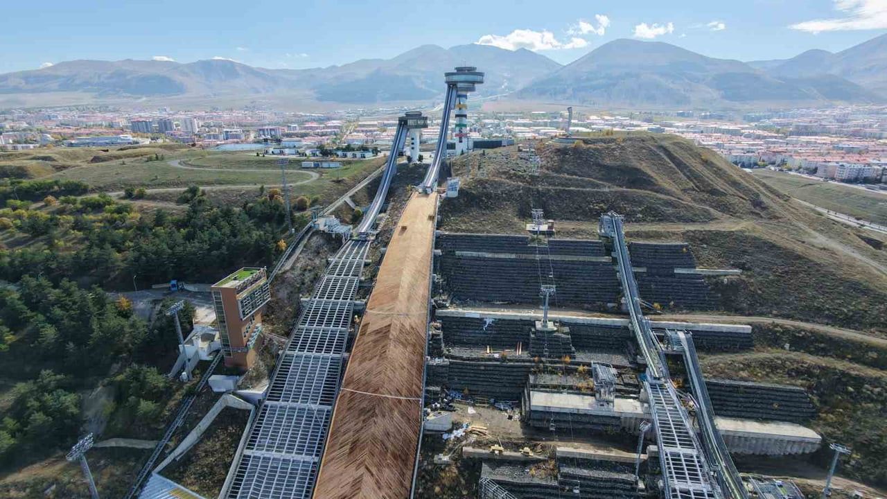 ERZURUM’DA BULUNAN VE TÜRKİYE’NİN İLK VE TEK KAYAKLA ATLAMA TESİSİ OLAN ERZURUM ATLAMA...