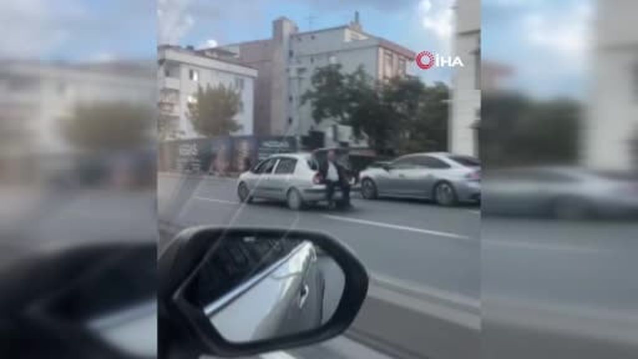 Avcılar'da akıl almaz yolculuk, otomobilin açık bagajında yolculuk yaptı
