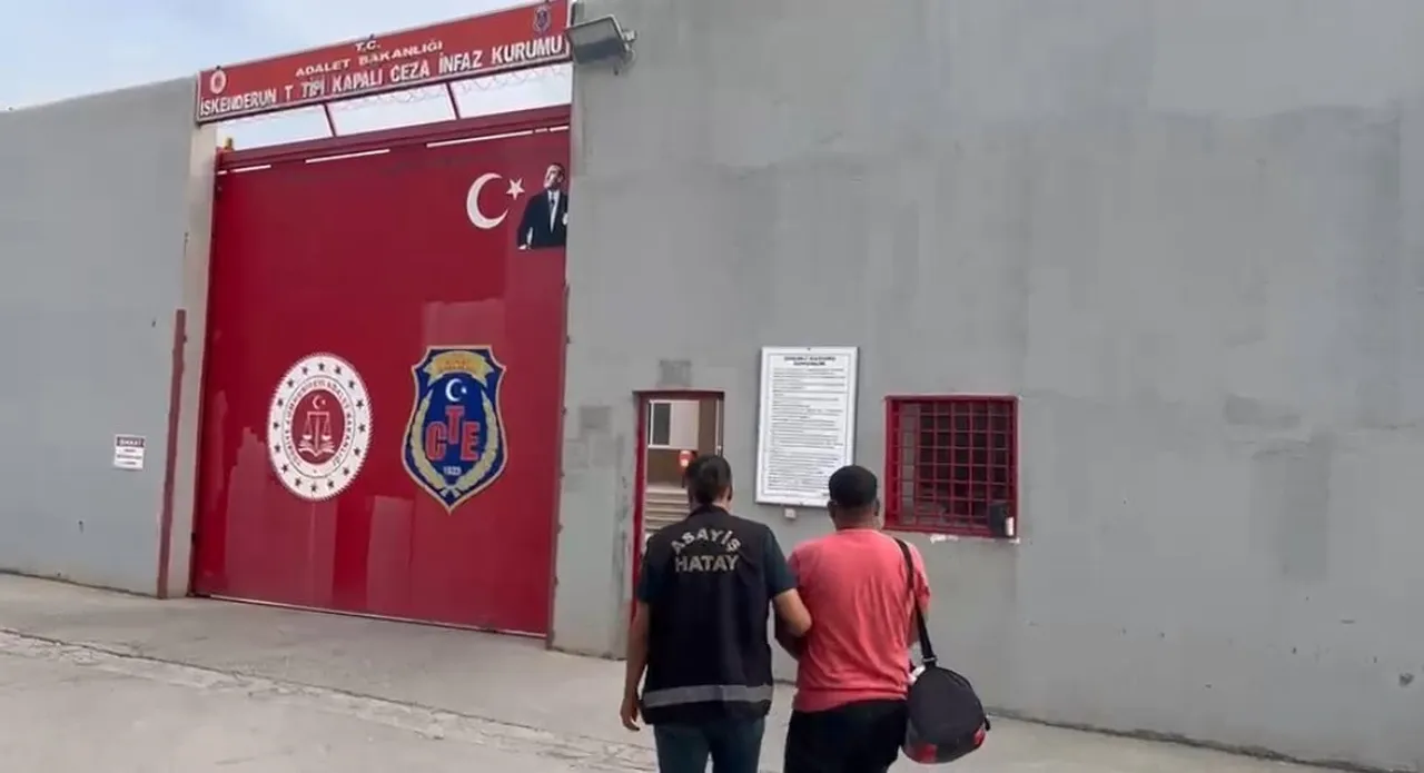 DÖRTYOL’DA HAKLARINDA 4 YIL 2 AY HAPİS CEZASI BULUNAN İKİ HÜKÜMLÜ YAKALANARAK CEZAEVİNE...