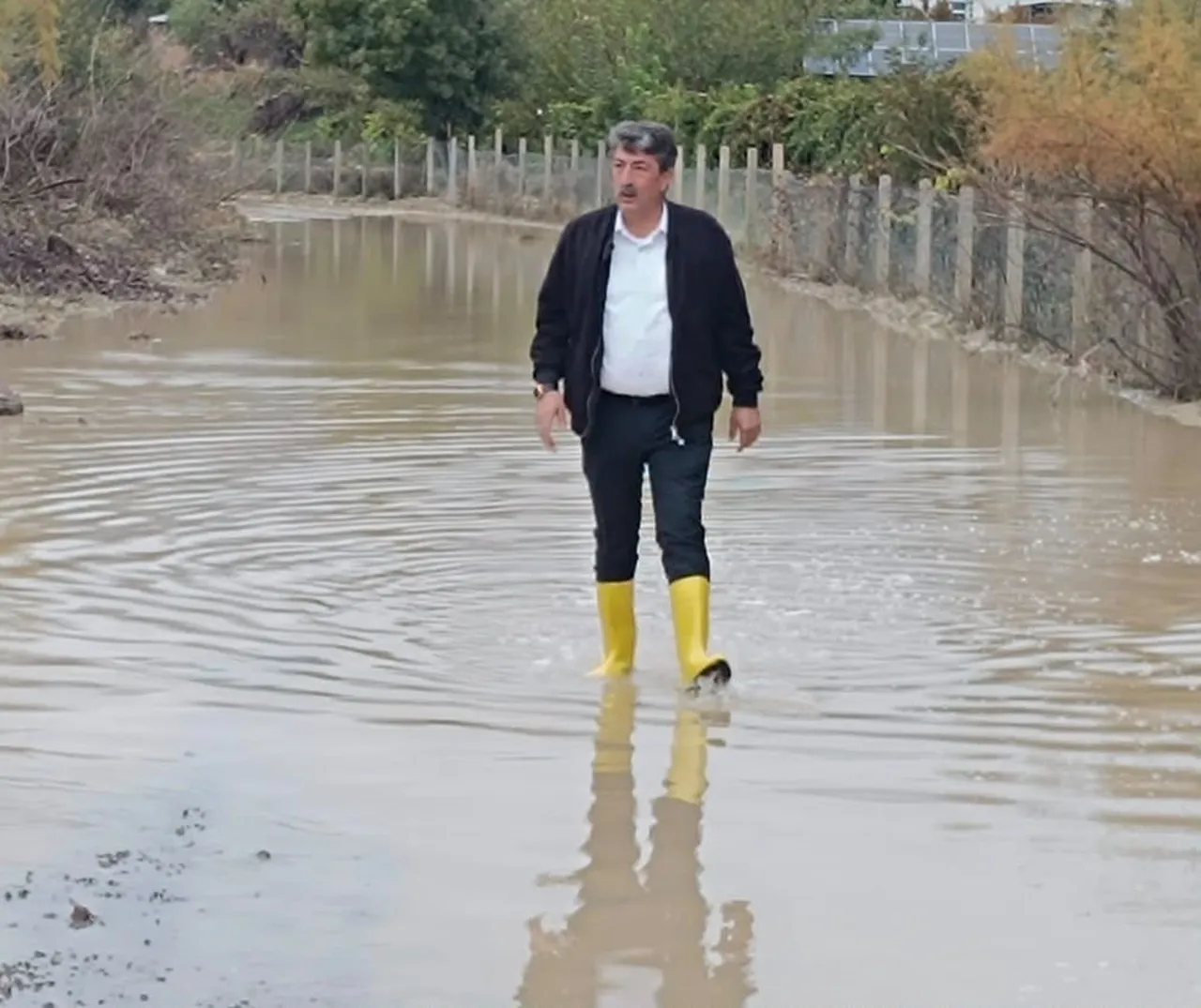 SEL FELAKETİNİN ARDINDAN HASAR GÖREN MAHALLELERDE İNCELEMELERİNİ SÜRDÜREN YURTBAŞI BELEDİYE...