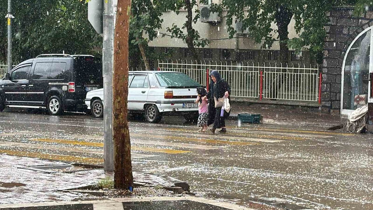 ŞANLIURFA'NIN SİVEREK İLÇESİNDE ÖĞLEDEN SONRA ANİDEN BASTIRAN SAĞANAK YAĞIŞ, İLÇE SAKİNLERİNİ...