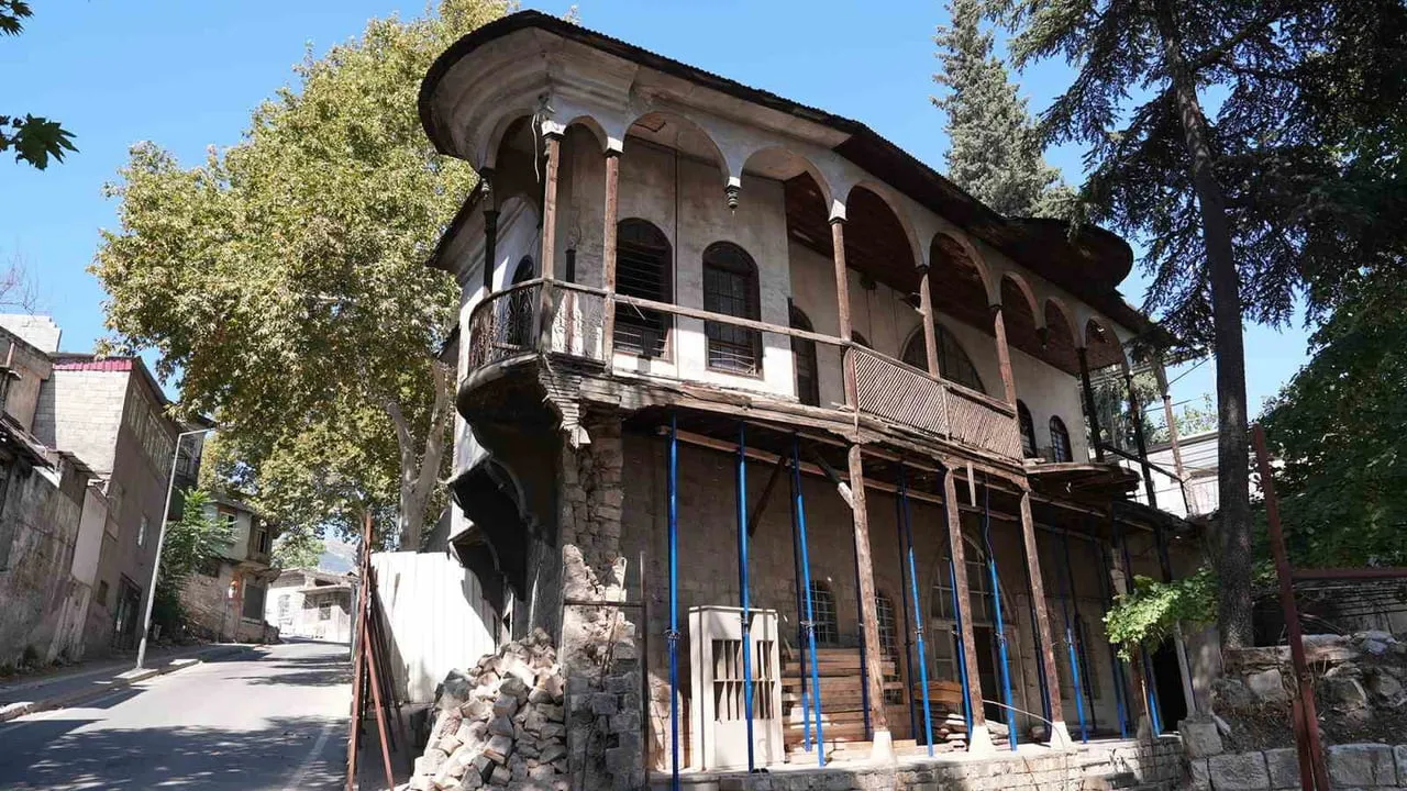 KAHRAMANMARAŞ BÜYÜKŞEHİR BELEDİYESİ, DULKADİROĞLU KAYABAŞI MAHALLESİ’NDE BULUNAN TARİHİ ÇİFTASLAN...