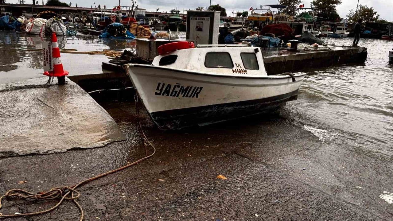 DÜZCE’NİN AKÇAKOCA İLÇESİNDE ETKİLİ OLAN FIRTINA, BALIKÇI BARINAĞINDA ZARARA YOL AÇTI. ŞİDDETLİ...