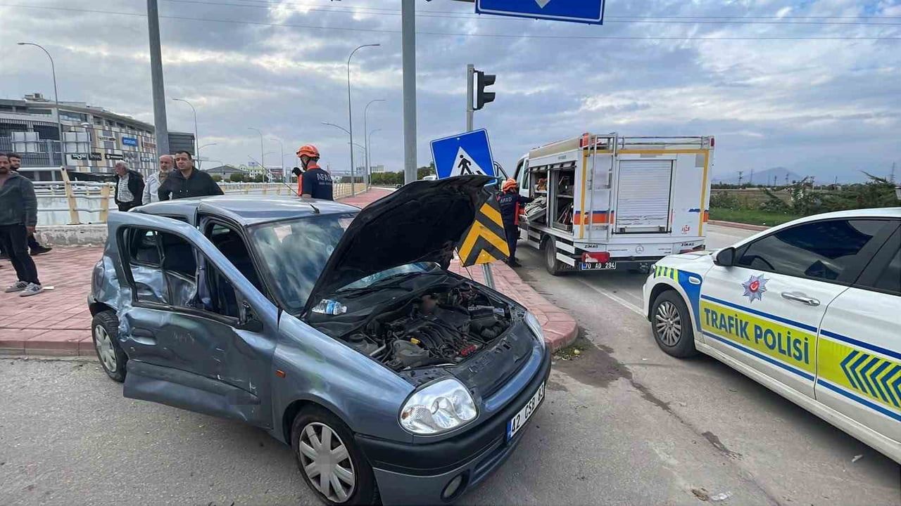 KARAMAN’DA OTOMOBİL İLE KAMYONETİN ÇARPIŞMASI SONUCU MEYDANA GELEN TRAFİK KAZASINDA 3 KİŞİ...