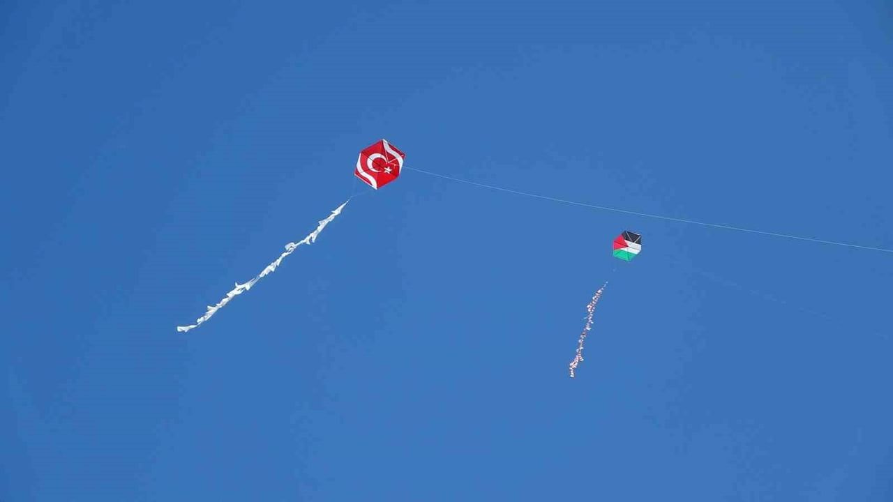 ARDAHAN'DA ÇOCUKLAR, İŞGAL ALTINDAKİ GAZZE'DEKİ ÇOCUKLARLA DAYANIŞMA İÇİNDE OLMAK İÇİN...