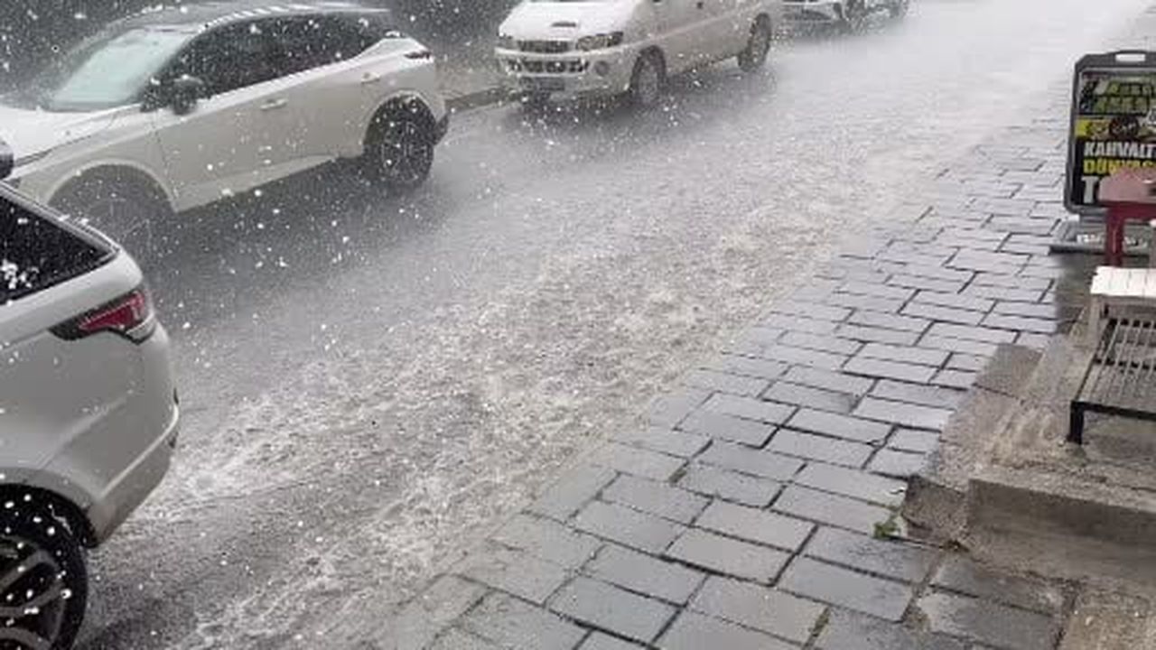 Tatvan’da sağanak ve dolu etkili oldu