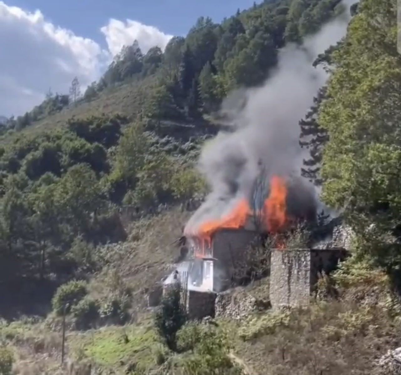 TRABZON'UN ÇAYKARA İLÇESİNDE ÇIKAN YANGINDA BİR EV YANARAK KÜL OLDU.