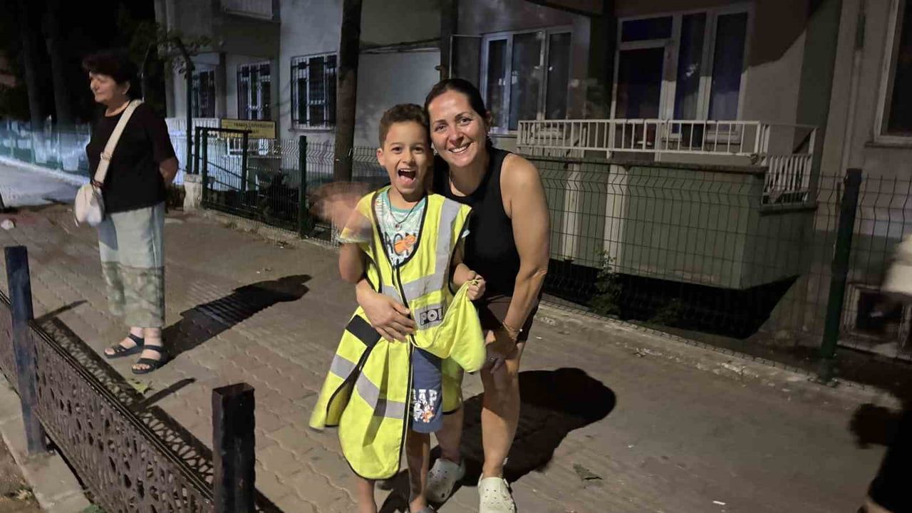 RENKLİ GÖRÜNTÜLERE SAHNE OLAN BULUŞMADA, POLİS EKİPLERİNİN ÇOCUKLARA GÖSTERDİĞİ İLGİ VE SEVGİ...