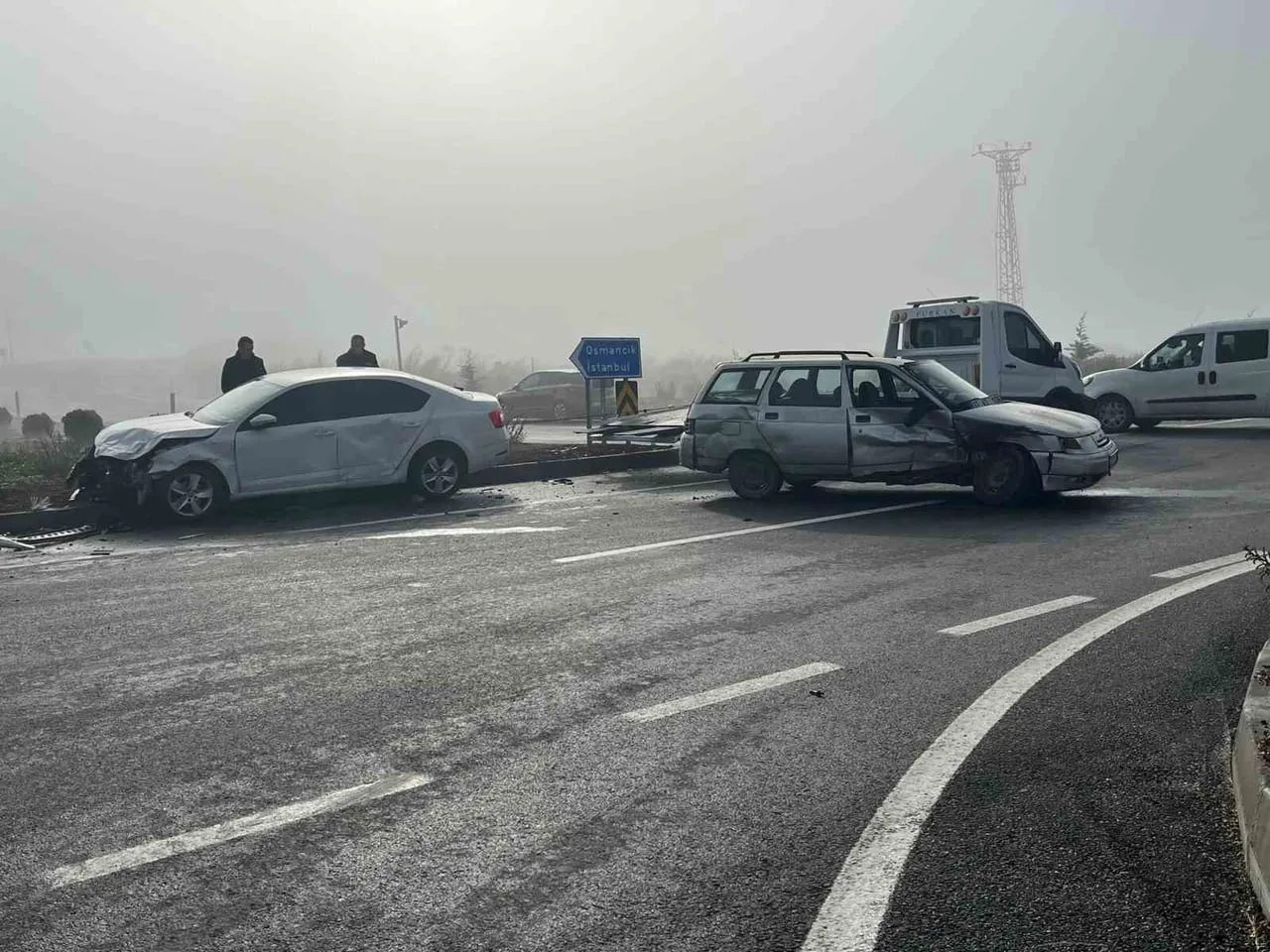 ÇORUM'DA İKİ OTOMOBİLİN ÇARPIŞMASI NETİCESİNDE MEYDANA GELEN TRAFİK KAZASINDA 3 KİŞİ...