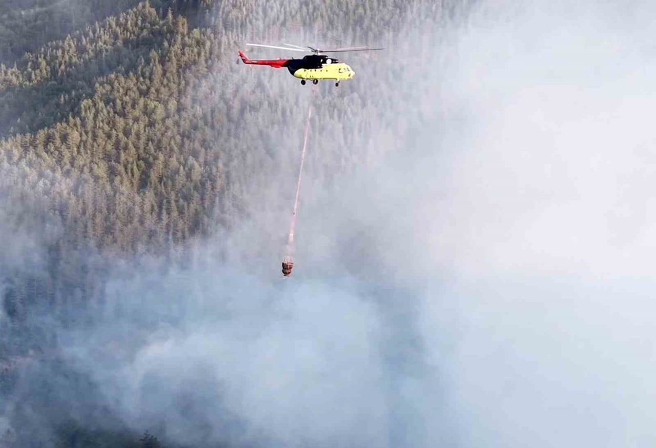 KASTAMONU’NUN TAŞKÖPRÜ İLÇESİNDE ÇIKAN ORMAN YANGINI HAVADAN VE KARADAN YAPILAN MÜDAHALEYLE...