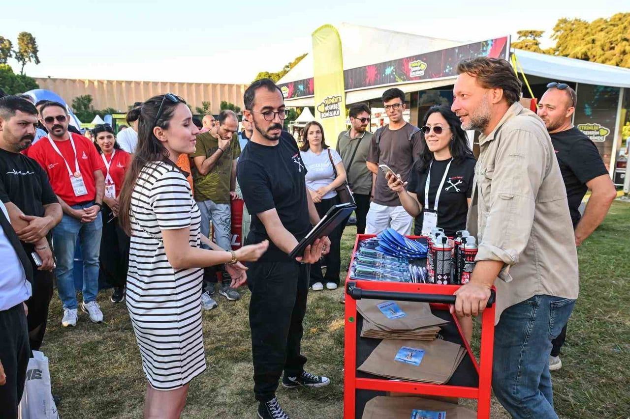 95'İNCİ İZMİR ENTERNASYONAL FUARI'NDA RED BULL İŞ BİRLİĞİYLE DÜZENLENEN KARTON TEKNE YARIŞMASI...