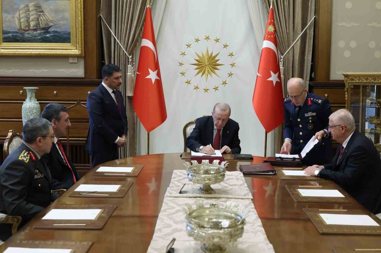 CUMHURBAŞKANI RECEP TAYYİP ERDOĞAN YÜKSEK ASKERİ ŞURA (YAŞ) KARARLARINI İMZALADI.
