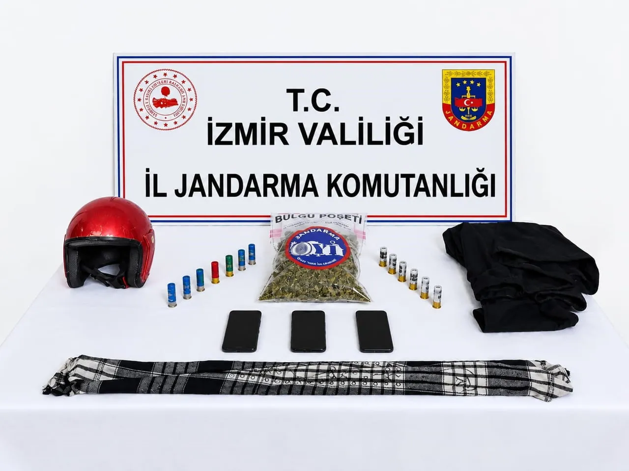 EVLERDE YAPILAN ARAMALARDA 500 GRAM KUBAR ESRAR, 13 ADET AV FİŞEĞİ İLE OLAY ANINDA KULLANILAN KASK...