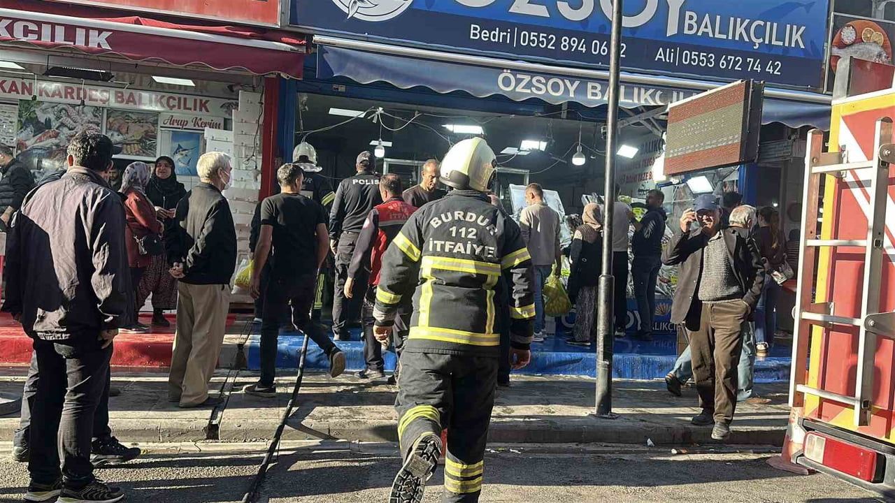 BURDUR’DA BALIKÇININ BACASINDA ÇIKAN YANGINA İTFAİYE EKİPLERİ MÜDAHALE EDERKEN, BALIKÇILAR...
