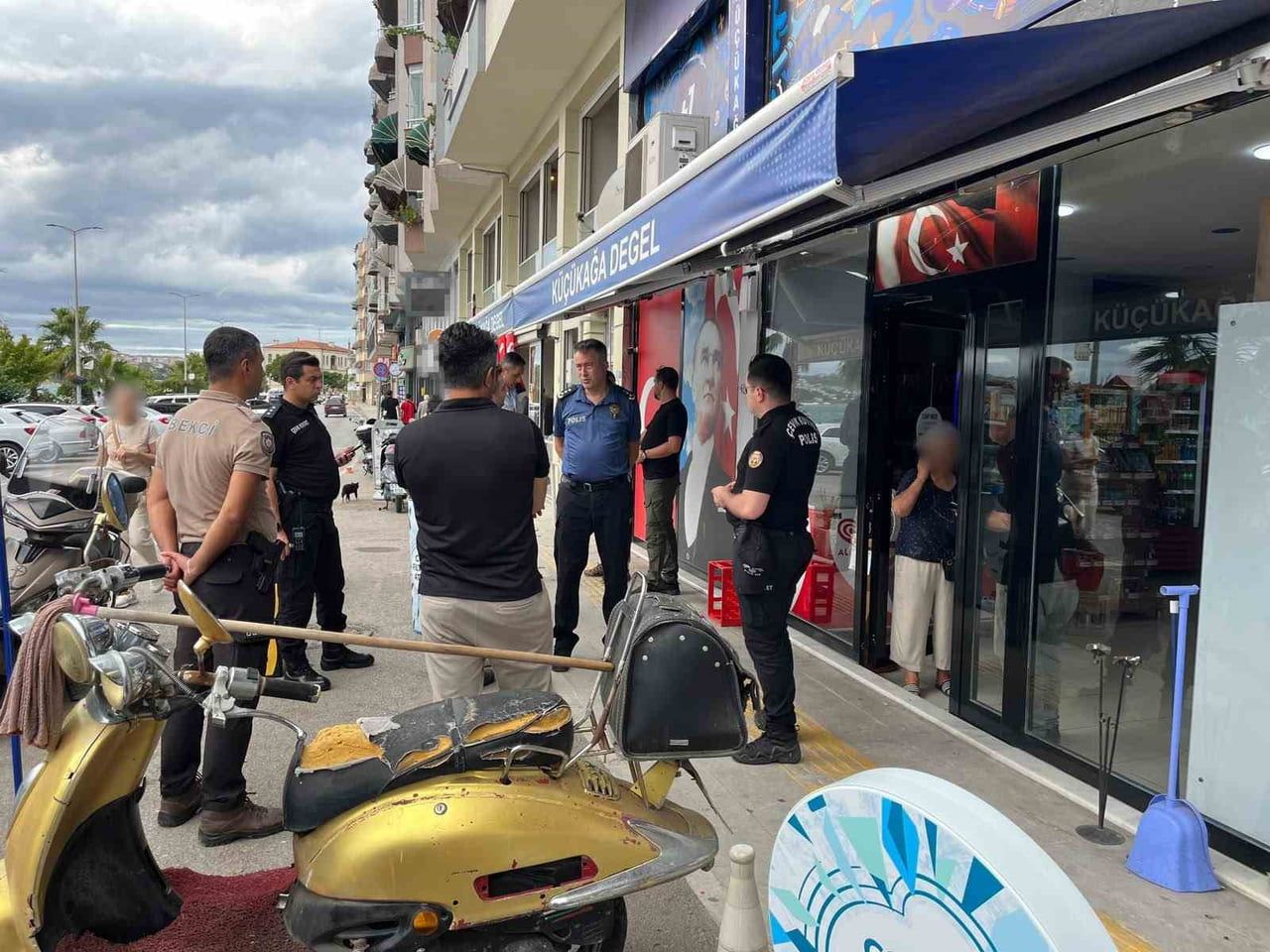 SİNOP’TA EVİNDE SİNİR KRİZİ GEÇİREN BİR KİŞİ, KIRILAN CAM NEDENİYLE ELİNDEN YARALANDI. YARALI...