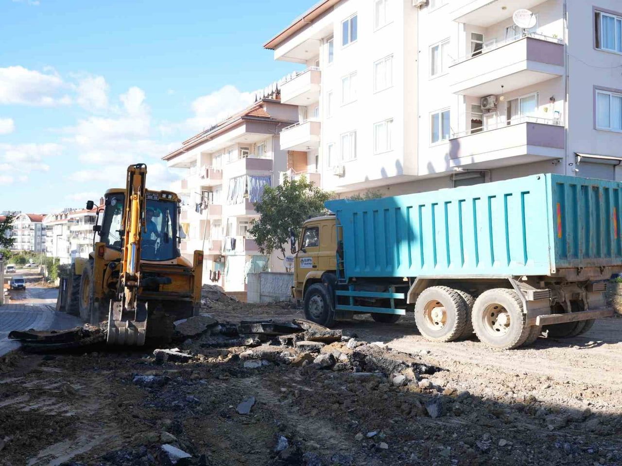 ALANYA BELEDİYESİ, PAYALLAR MAHALLESİ’NDE ULAŞIM AĞINI YENİLEMEK İÇİN SICAK ASFALT ÇALIŞMALARINA...