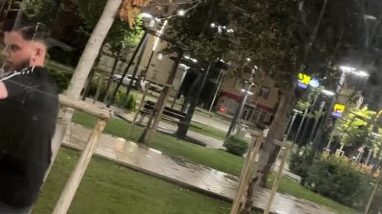 Kavga ettiği arkadaşını yere serip acımasızca defalarca yumrukladı: o anlar kamerada