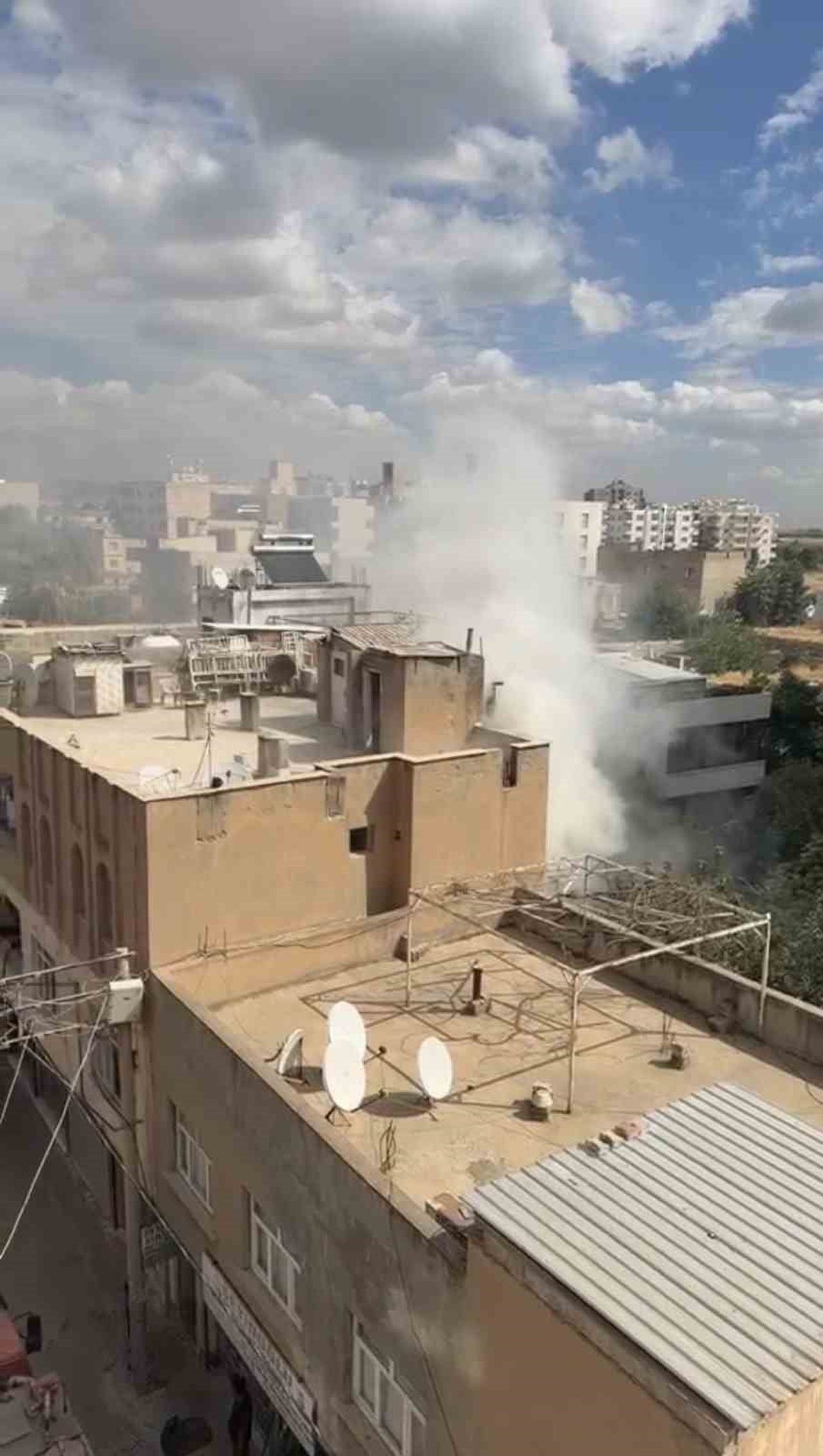 MARDİN'İN NUSAYBİN İLÇESİNDE BİR BİNADA ÇIKAN YANGIN, İTFAİYE EKİPLERİNİN MÜDAHALESİYLE...