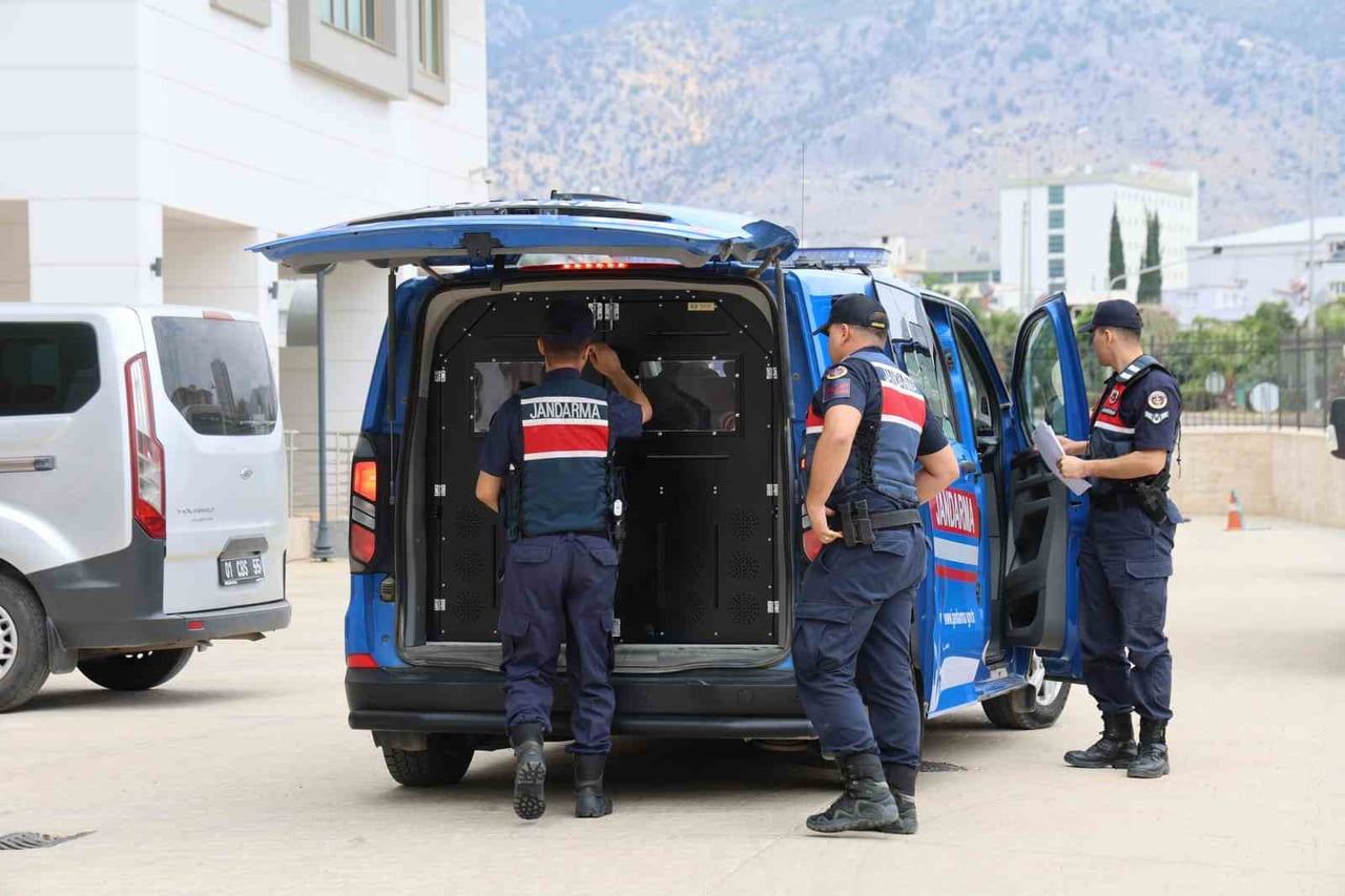 KOZAN'DA ‘YAĞMA’ SUÇUNDAN ARANAN FİRARİLER JANDARMA OPERASYONU İLE YAKALANDI