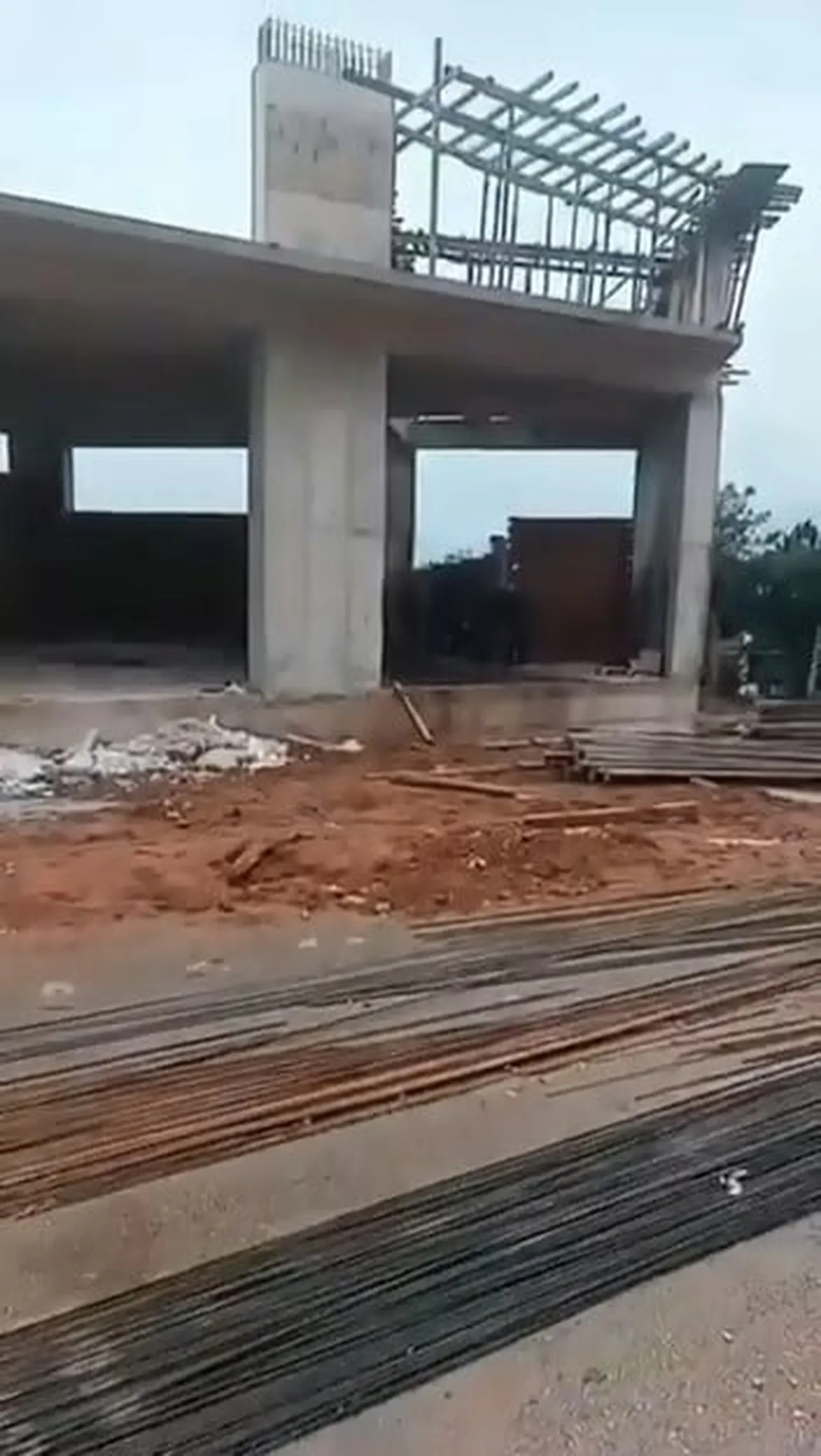 BURSA’NIN KESTEL İLÇESİNDEKİ SANAYİ BÖLGESİNDE BİR İŞÇİ, TEMELİN 2’NCİ KATINDAN DÜŞEREK...