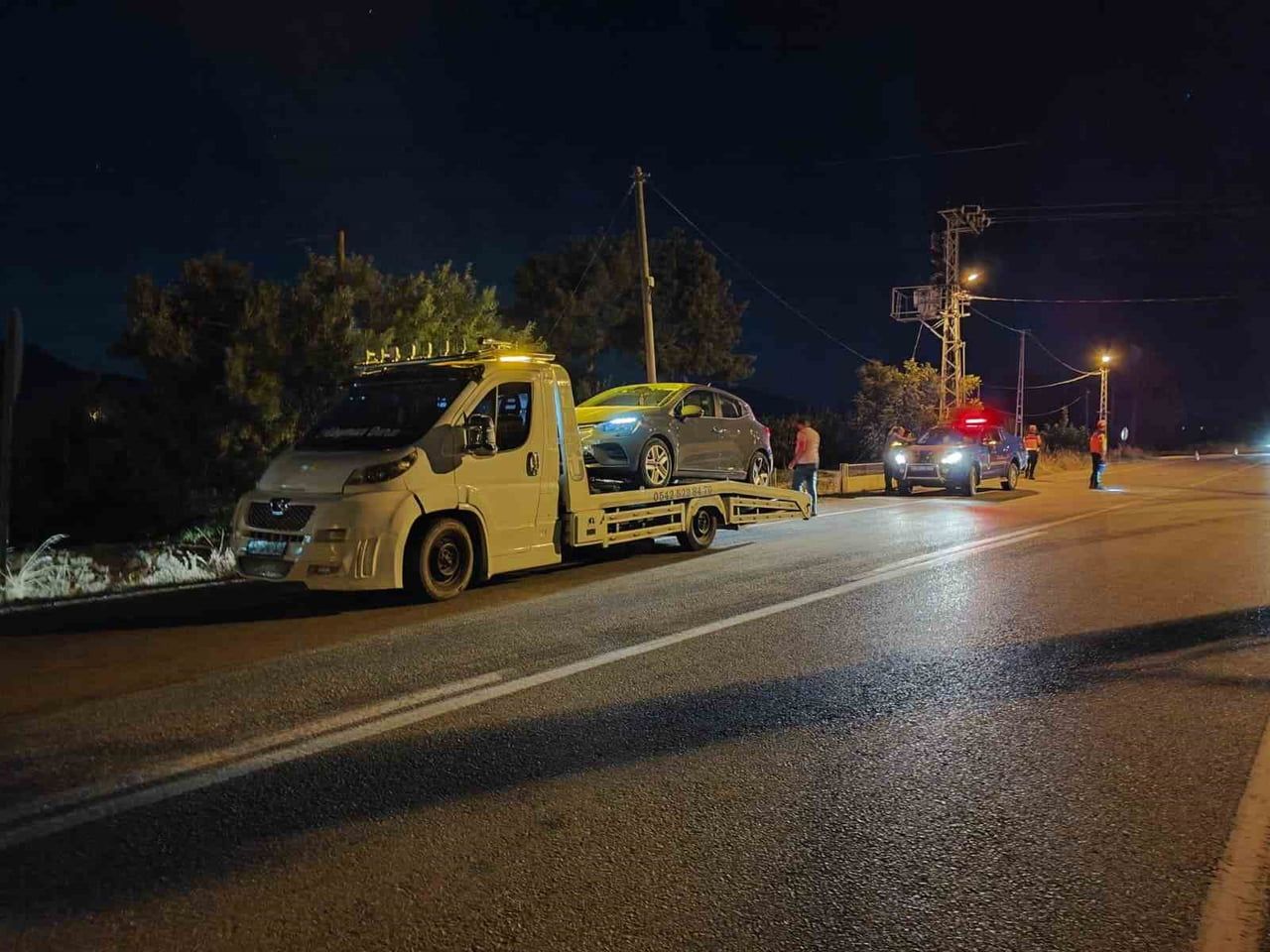 OTOMOBİL İLE TESCİLSİZ MOTOSİKLET ÇEKİCİ YARDIMIYLA OLAY YERİNDEN KALDIRILDI.