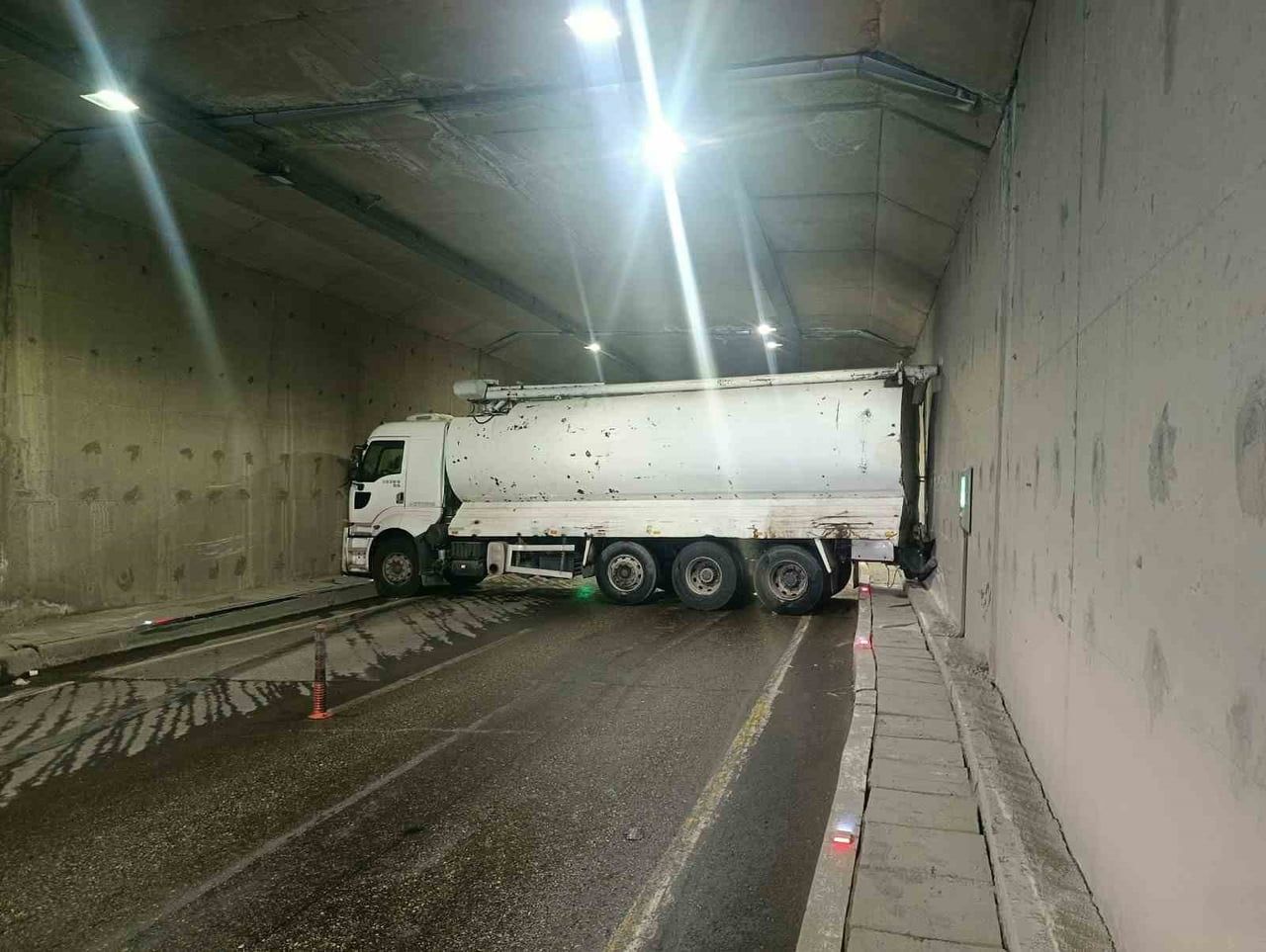 MALATYA-ADIYAMAN KARA YOLU ÜZERİNDEKİ ERKENEK TÜNELİ'NDE YAĞIŞ NEDENİYLE KAYGANLAŞAN YOLDA...