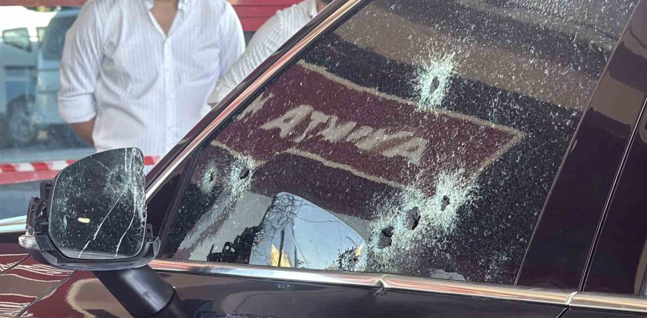 DİYARBAKIR’IN MERKEZ YENİŞEHİR İLÇESİNDE TRAFİK IŞIĞINDA DURAN OTOMOBİLE DÜZENLENEN SİLAHLI...