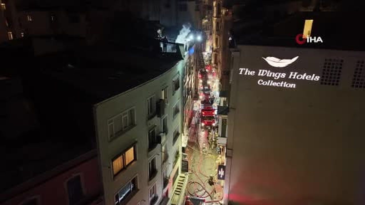 Beyoğlu’nda 6 katlı binanın çatısında korkutan yangın