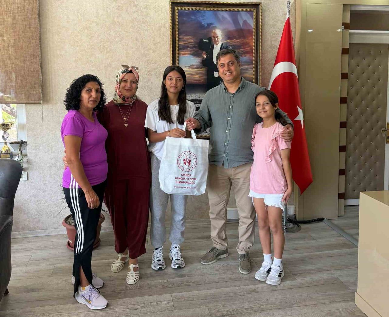 MANİSA GENÇLİK VE SPOR İL MÜDÜRÜ YUNUS ÖZTÜRK, 2025-2026 SEZONUNDA ATLETİZMDE 4 TÜRKİYE...