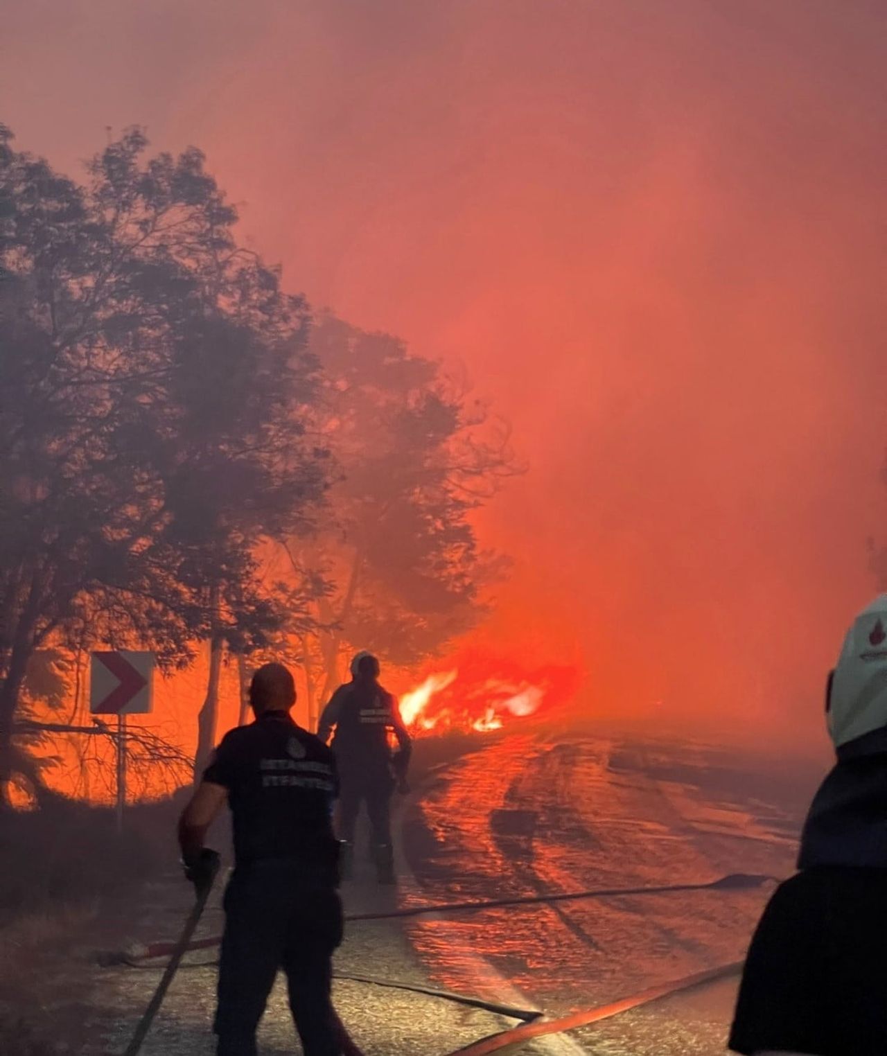GÖMEÇ İLÇESİNDE SÖNDÜRME ÇALIŞMALARINA KATILAN İSTANBUL İTFAİYE EKİPLERİ ALEVLERLE BURUNA BURUNA...