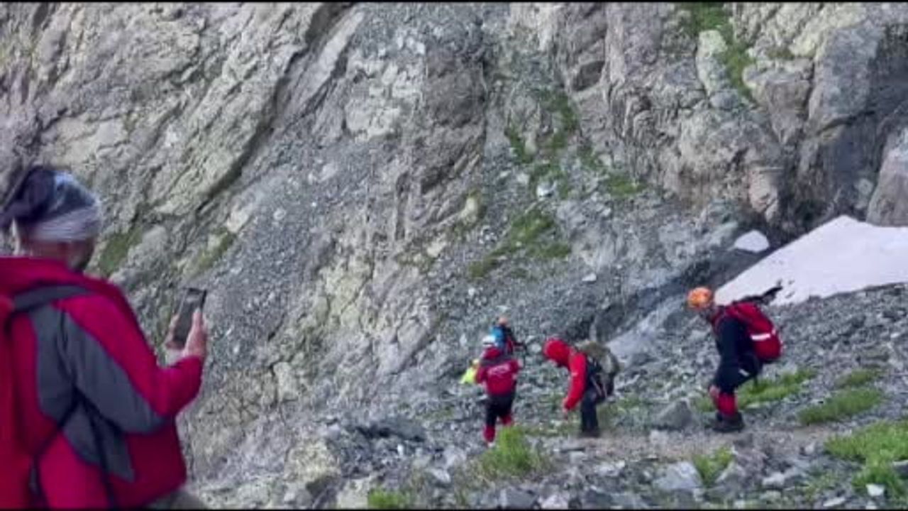 Verçenik Dağı'nda nefes kesen kurtarma: Yaralı kadın dağcı saatler süren operasyonla helikoptere...