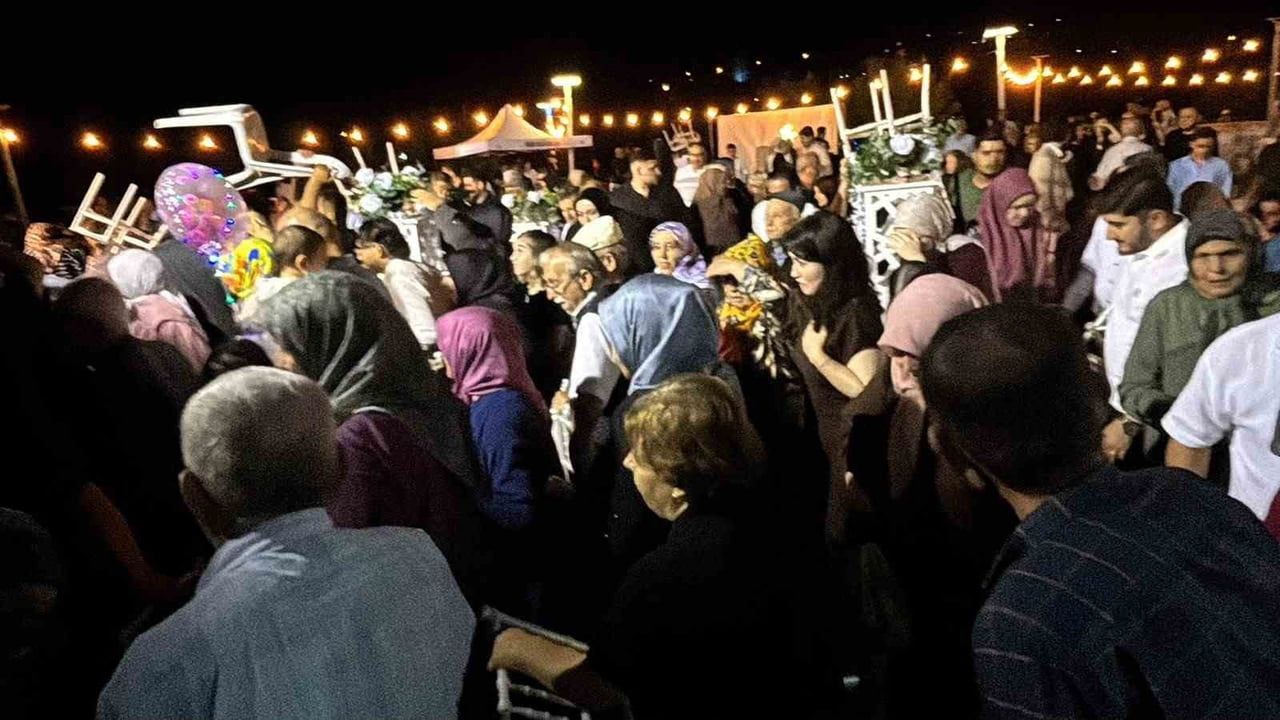 BARTIN'IN ULUS İLÇESİNDE ANİDEN BASTIRAN YAĞIŞ NEDENİYLE AÇIK HAVADA YAPILAN DÜĞÜN TAKILAR BİLE...
