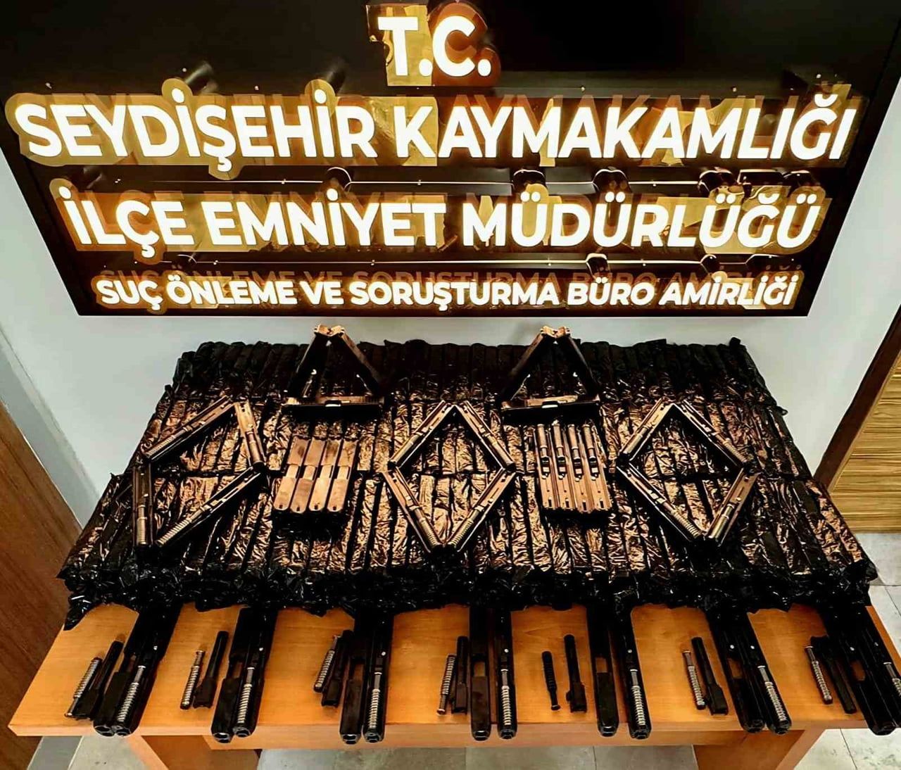 KONYA’NIN SEYDİŞEHİR İLÇESİNDE DÜZENLENEN OPERASYONDA BİN 560 ADET TABANCA PARÇASI ELE...