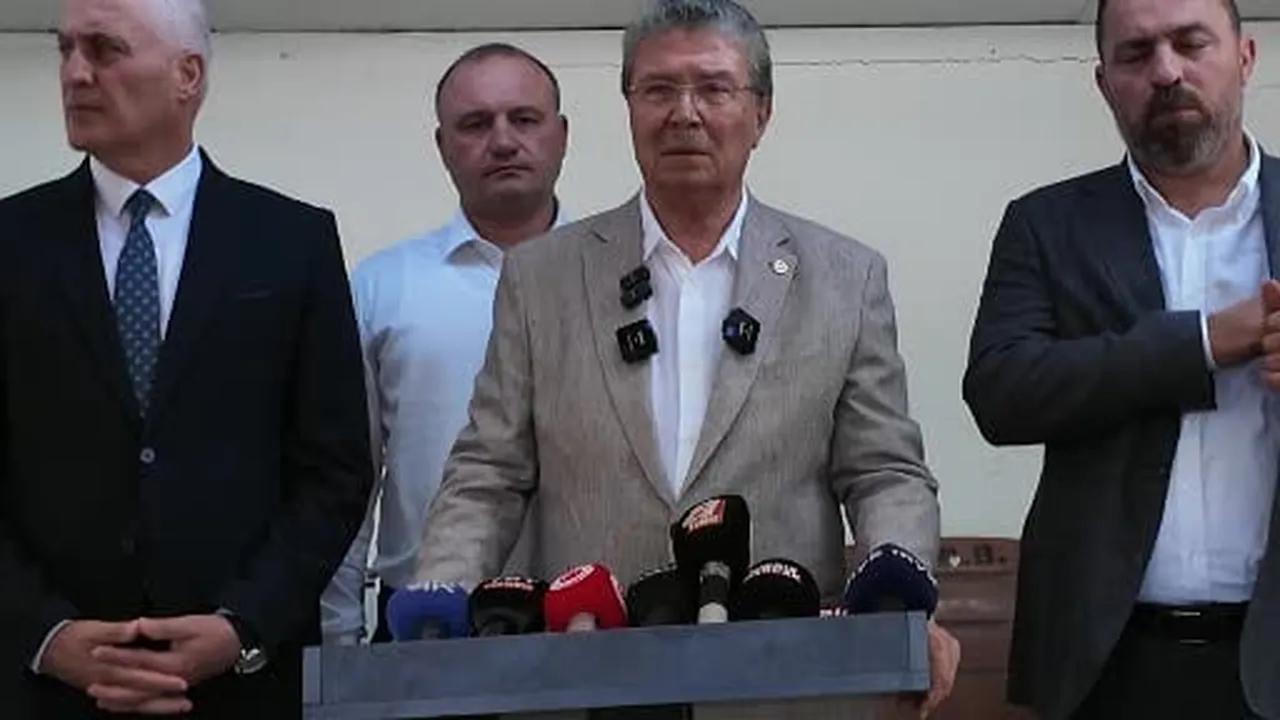 Kuzey Kıbrıs Türk Cumhuriyeti (KKTC) Başbakanı Ünal Üstel, Girne açıklarında batan yolcu gemisine...
