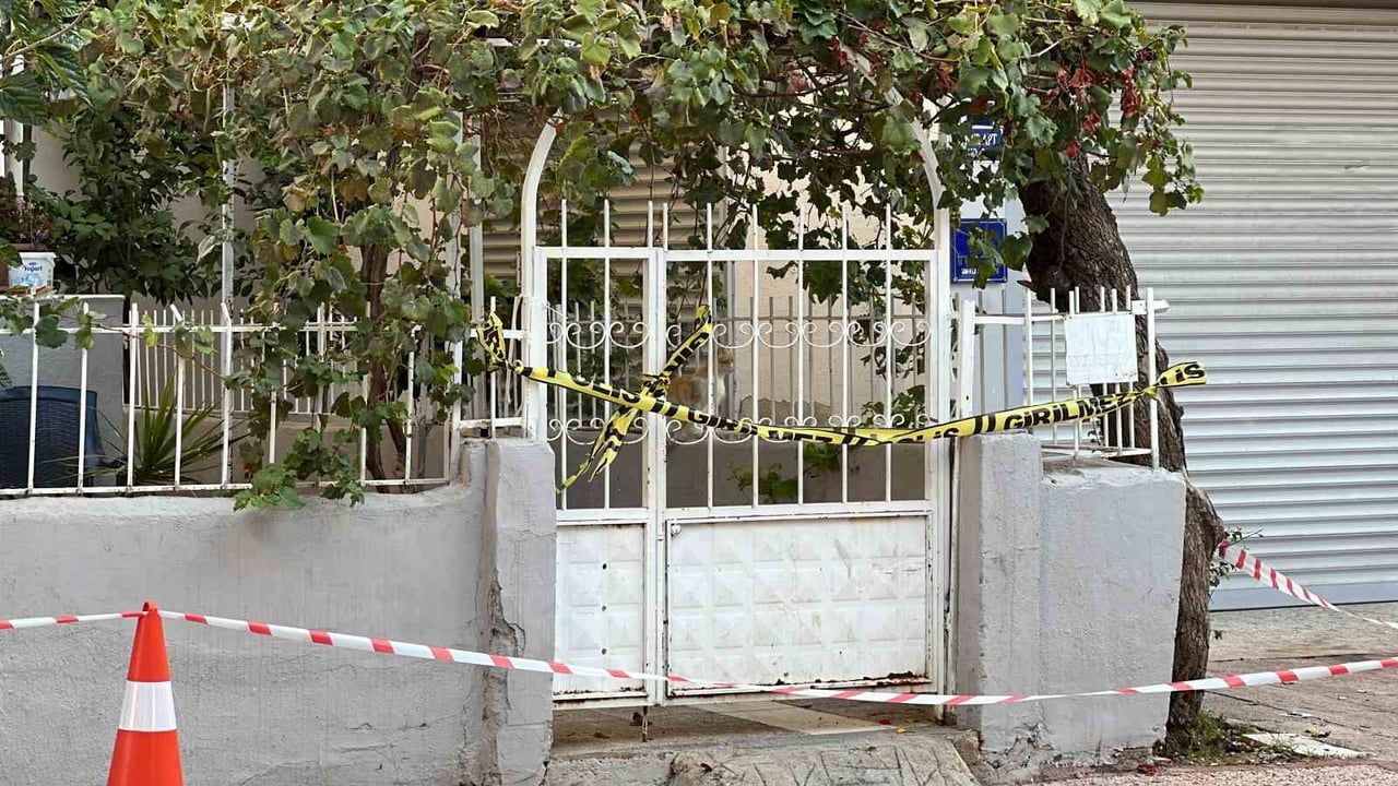 MERSİN’DE ZEMİN ÇÖKMESİ NEDENİYLE 40 KİŞİNİN TEDBİR AMAÇLI TAHLİYE EDİLDİĞİ 3 KATLI BİNADA AFAD...