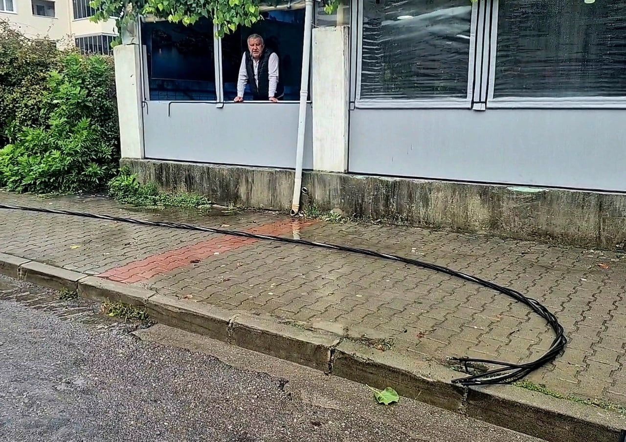 BARTIN'DA FIRTINA NEDENİYLE ENERJİ NAKİL KABLOLARI KOPTU.