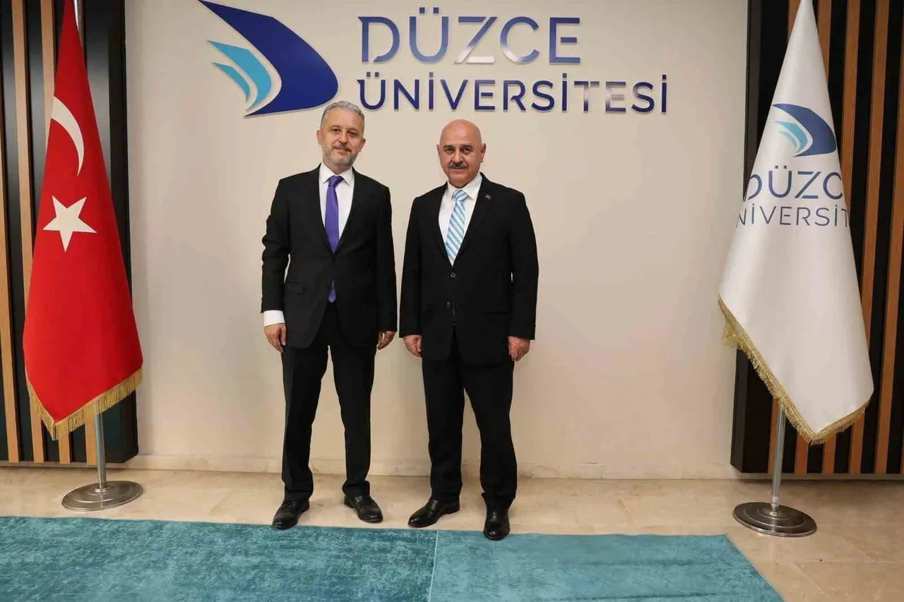 DÜZCE İL SAĞLIK MÜDÜRÜ DR. YASİN YILMAZ, DÜZCE ÜNİVERSİTESİ REKTÖRLÜĞÜNE YENİDEN ATANAN PROF. DR....