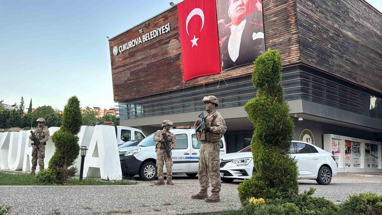 ADANA’DA JANDARMA EKİPLERİ ÇUKUROVA BELEDİYESİ’NE YÖNELİK OPERASYON DÜZENLİYOR.