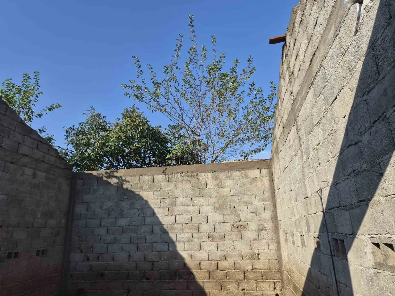 ADANA’NIN KOZAN İLÇESİNDE ETKİLİ OLAN AŞIRI YAĞIŞ VE FIRTINA NEDENİYLE BİR EVİN VE BİR AHIRIN...