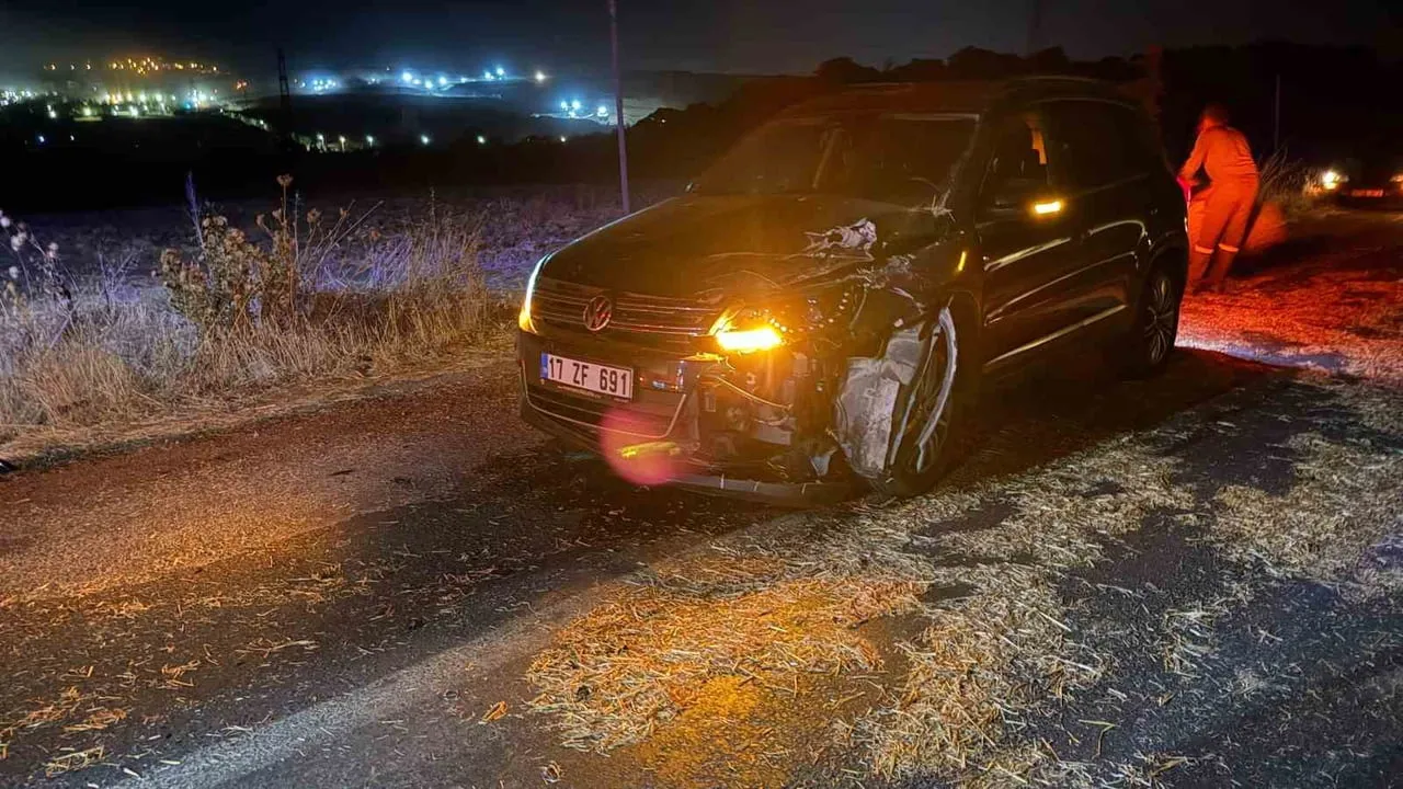 ÇANAKKALE’NİN ÇAN İLÇESİNDE SAMAN YÜKLÜ TRAKTÖRE ÇARPAN OTOMOBİLİN SÜRÜCÜSÜ...