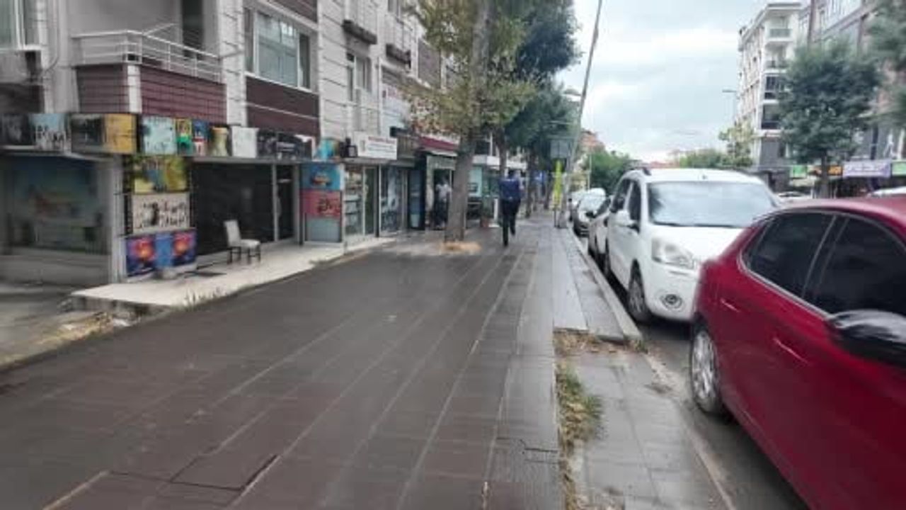 Avcılar'da alkollü iki şahıs kavga çıkardı, esnafa saldırdı, polisten kaçtı: O anlar...