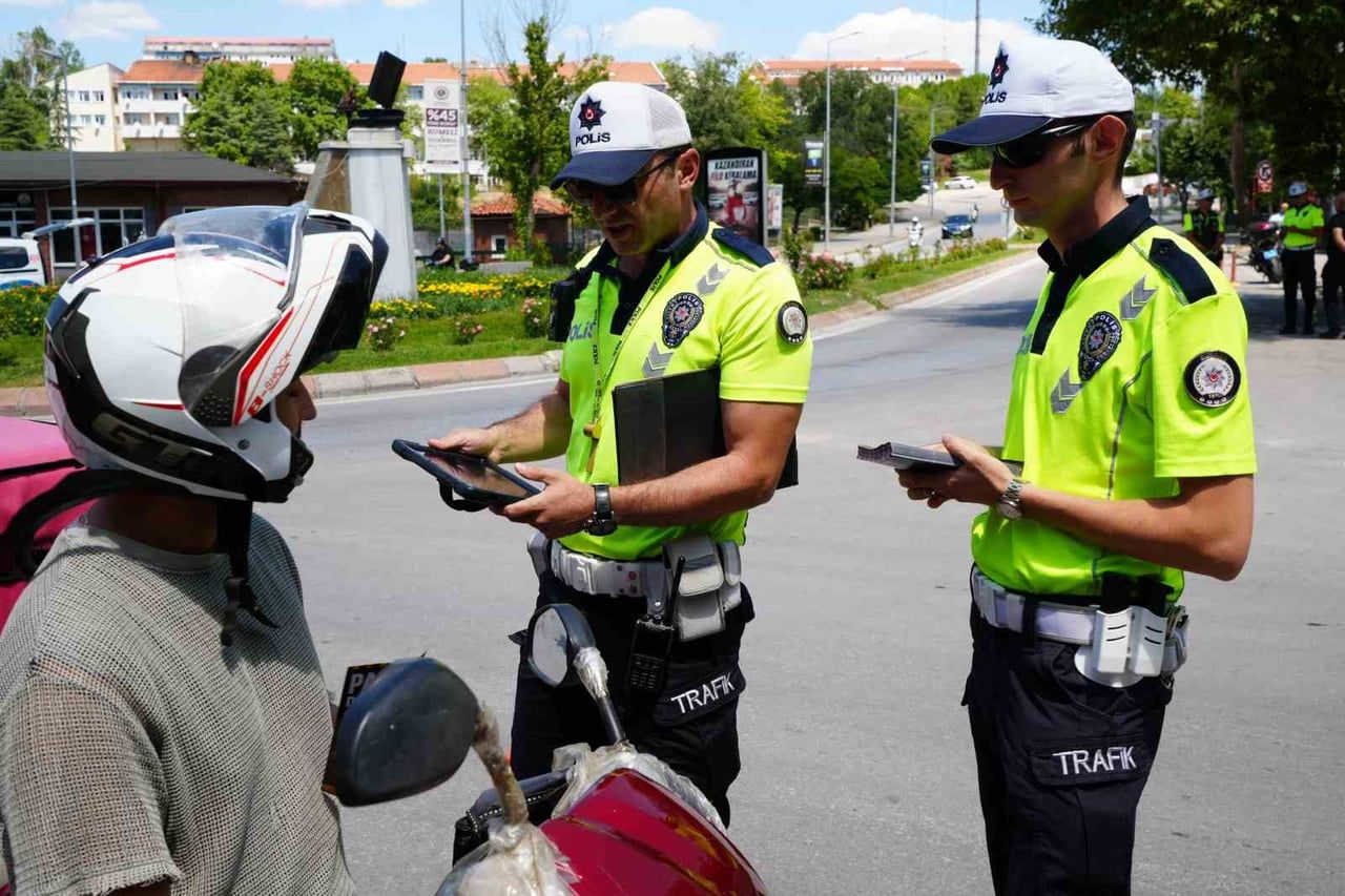 DURDURULAN MOTOSİKLET SÜRÜCÜLERİNE "GÜVENLİ SÜRÜŞ REHBERİ" DAĞITILIRKEN, SÜRÜCÜLER GÜVENLİ SÜRÜŞ...
