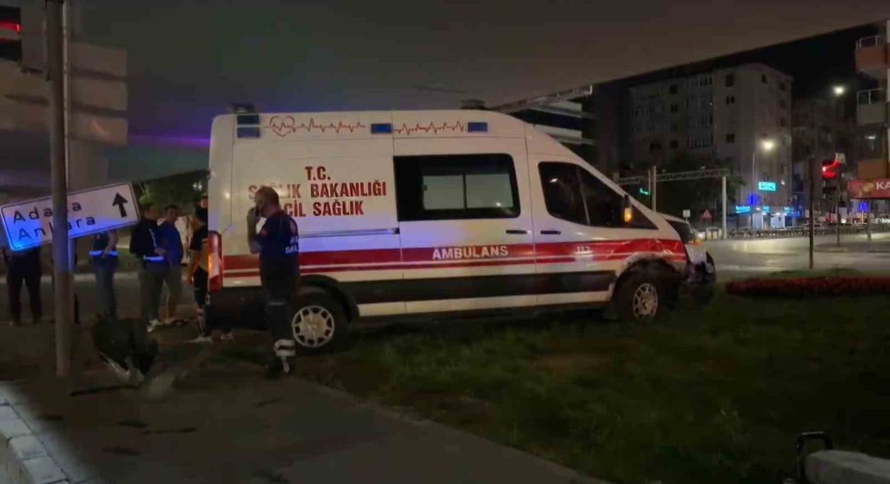 KAYSERİ'NİN KOCASİNAN İLÇESİNDE HASTA TAŞIYAN AMBULANS İLE OTOMOBİLİN ÇARPIŞTIĞI KAZADA 6 KİŞİ...