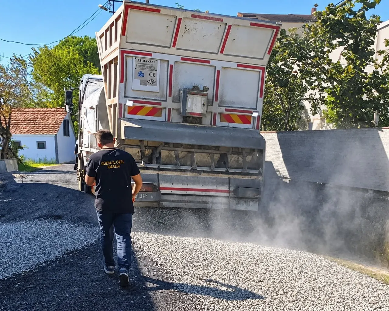 DÜZCE İL ÖZEL İDARESİ EKİPLERİ, MERKEZ İLÇEYE BAĞLI YAKA KÖYÜ’NDE YÜRÜTÜLEN SATHİ KAPLAMA...