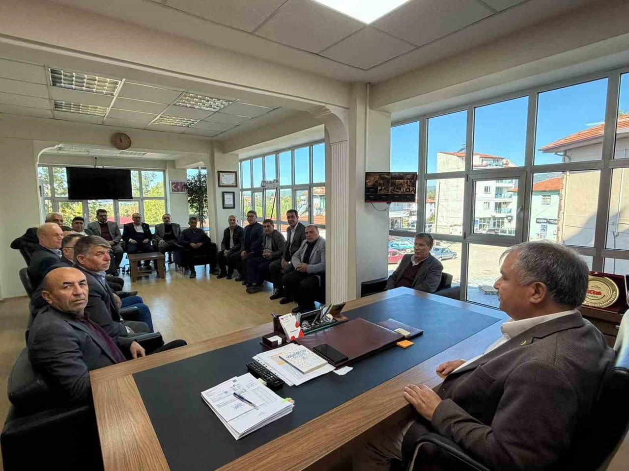 BEYAĞAÇ BELEDİYE BAŞKANI SEZAYİ PÜTÜN, 19 EKİM MUHTARLAR GÜNÜ DOLAYISIYLA İLÇENİN MAHALLELERİNDE...