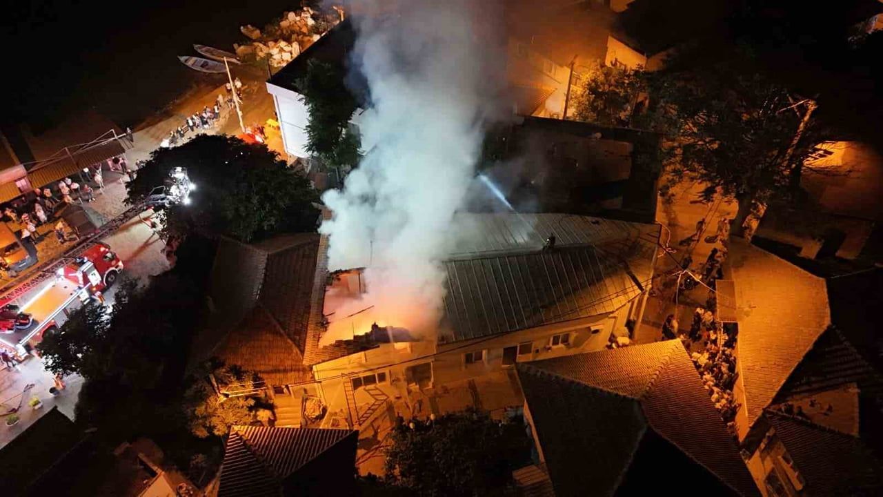 BURSA'NIN NİLÜFER İLÇESİNDE BİR EVDE ÇIKAN YANGIN KORKU DOLU ANLARA NEDEN OLDU. ALEVLERİN...