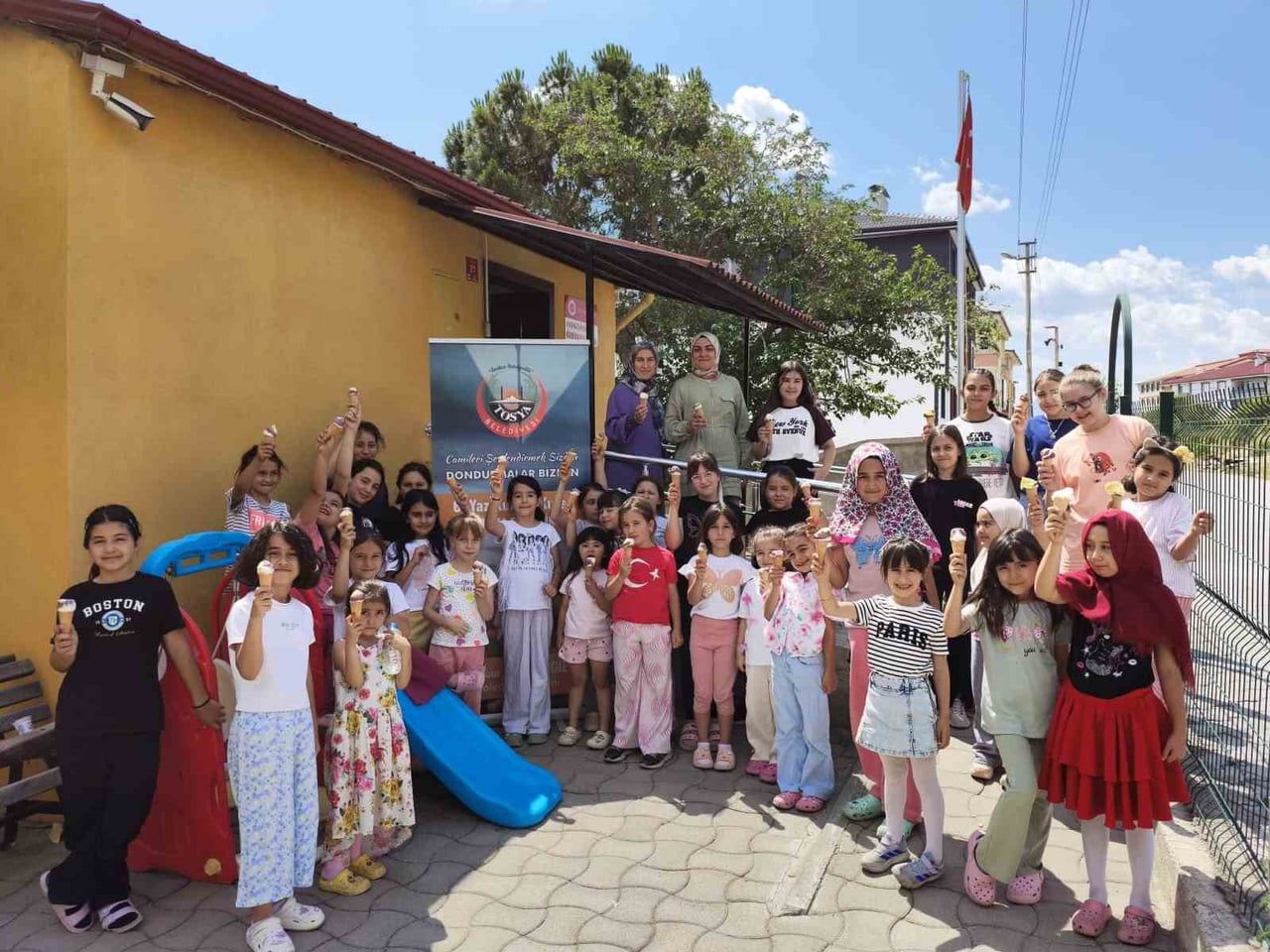 TOSYA BELEDİYE BAŞKANLIĞI TARAFINDAN İLÇEDE YAZ KUR’AN KURSUNA GİDEN ÖĞRENCİLERE DONDURMA...