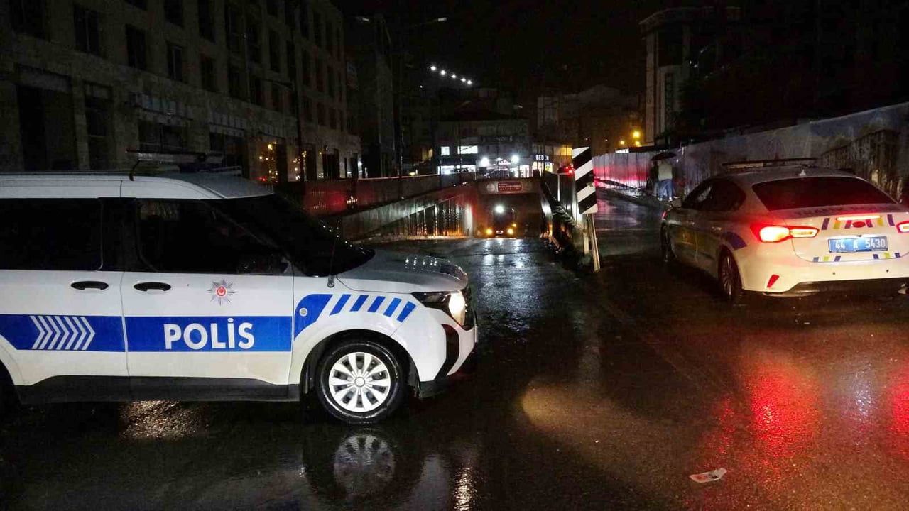 MALATYA'DA ETKİLİ OLAN SAĞANAK YAĞIŞ NEDENİYLE KENT MERKEZİNDEKİ ŞEHİT ÜSTEĞMEN SELİM KESKİNKILIÇ...
